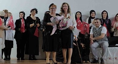 Bursa Kız Lisesi Derneği oyun sergiledi