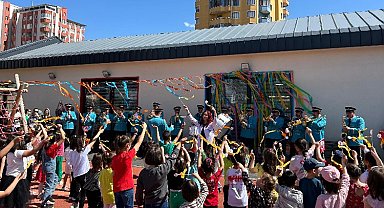 Büyükşehirin çocuk kütüphanesinde "23 Nisan" coşkusu