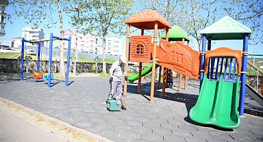 Çayırova'daki parklarda temizlik çalışmaları sürüyor