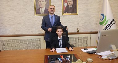 Çiftçi, koltuğunu minik başkana devretti