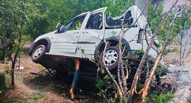 Eğirdir'de aracın bahçeye uçtuğu kazada 1 kişi yaralandı