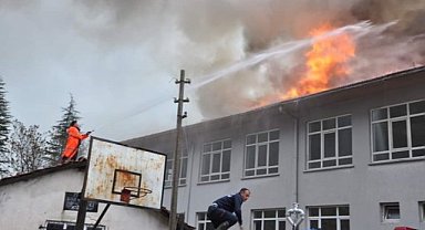 Eğirdir'de bir lisenin çatısında yangın çıktı