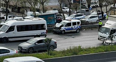 Esenler'de polis aracı servis minibüsüne çarptı: 4 yaralı