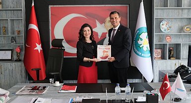 İlk kitabını Başkan Zeyrek'e hediye etti