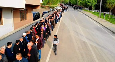 İnegöl'de bayramlaşma kuyruğunun uzunluğu 1 kilometre!