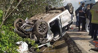 İnegöl'de otomobil su kanalına devrildi: 4 yaralı