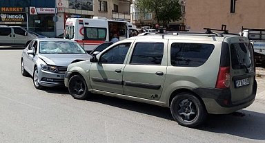 İnegöl'de Trafik Kazası: Şehir Ortasında Kafa Kafaya