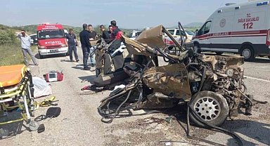 Kepsut'ta otomobille TIR çarpıştı: 2 ölü, 1 ağır yaralı