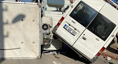 Minibüs İle Kamyonet Kaza Yaptı, Ortalık Karıştı