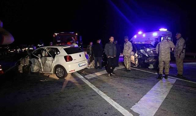 Muş Altınova'daki kazada 2 otomobil çarpıştı: 9 yaralı