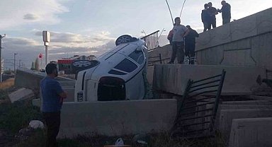 Niğde'de üst geçitten düşen otomobil kazasında 1 yaralı