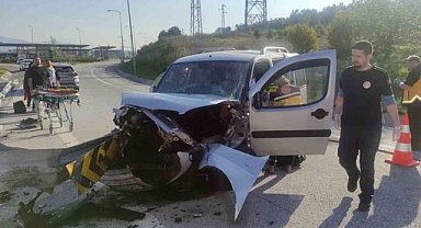 Orhangazi'de hafif ticari araç bariyere saplandı!