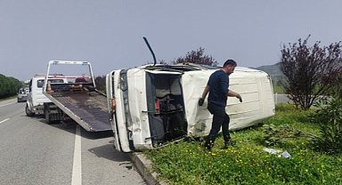 Orhangazi'de minibüs orta refüje daldı, takla attı: 2 yaralı