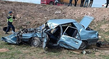 Reşadiye'de otomobille beton mikseri çarptıştı: 4 yaralı