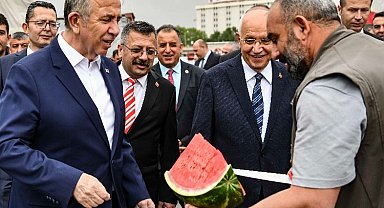 Seçim zaferini karpuzla kutladılar