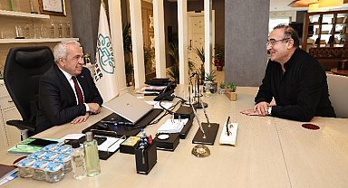 Sunay Akın Eczacılık Kültürü Müzesi'ni Başkan Özdemir'e anlattı