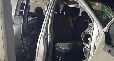 Tarsus'ta panelvan elektrik direğine çarptı! 2 ölü, 2 yaralı