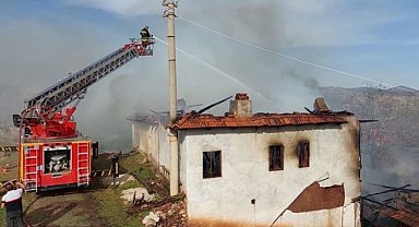 Tefenni'deki yangında ev kullanılamaz hale geldi