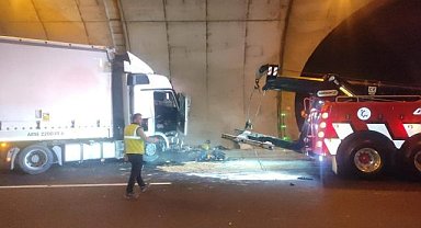 Tünelde Kontrolden Çıkan Tır Duvara Çarptı
