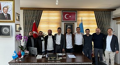 Başkan Turhan, ilk maaşını öğrencilere burs olarak bağışladı