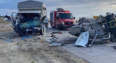 Burdur'da otomobil ile kamyonet çarpıştı! 3 ölü, 2 yaralı