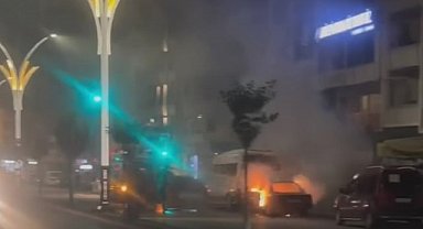 Bursa'da aynı anda iki araç alevlere teslim oldu! 