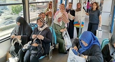 Bursa'da kursiyerlerden metroda Gazze'ye destek etkinliği