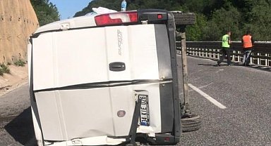 Bursa'da minibüs kaza yaptı: Sürücüyü AFAD kurtardı! 