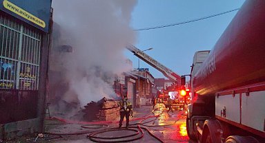 Bursa'da mobilya imalathanesi alev alev yandı 