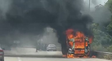 Bursa'da seyir halindeki minibüs yandı! 