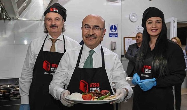 Bursa'da Vali Demirtaş pideli köfte hazırladı