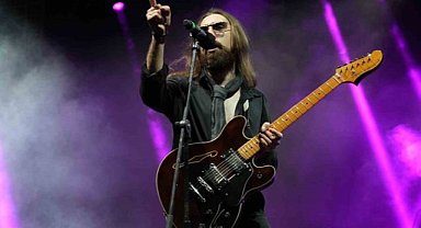 Bursa’daki konserde Emre Fel sahne aldı