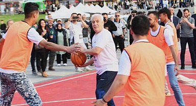 Bursa'daki turnuvada belediye başkanlarıyla gençler karşılaştı