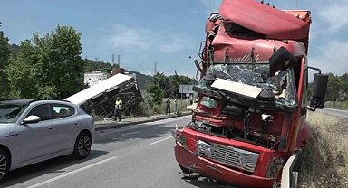 Bursa-Yalova yolundaki kazaya kamyonla TIR karıştı