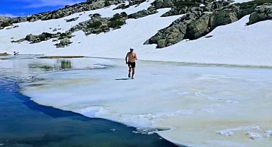 Buz tutan Saklıgöl'de yüzdüler 