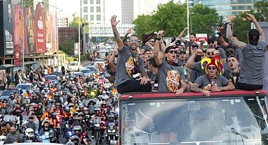 Galatasaray'ın şampiyonluk kutlamaları şehir turuyla başladı