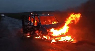 Gürün'de seyir halindeki hafif ticari araç yangını