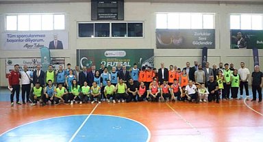 İnegöl'deki turnuvada ilçe protokolü sahaya indi