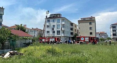 Kapaklı'da bir binanın çatı katı yandı