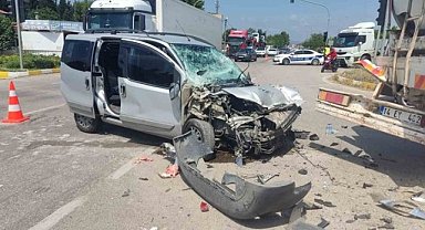 Karacabey'de hafif ticari araç süt tankerine çarptı