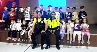 Karacabey'de öğretmen ve öğrencilere trafik semineri