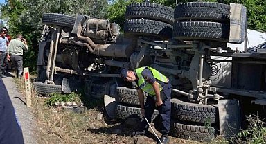 Köyceğiz'deki kazada beton mikseri yan yattı
