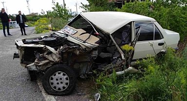 Kütahya'da otomobilin TIR'a çarptığı kazada 2 yaralı