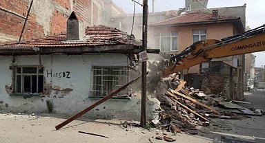 Osmangazi'de metruk binaların yıkımı aralıksız sürüyor