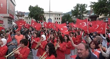Osmangazi Gençlik Yürüyüşü'nde Haluk Levent de yer aldı