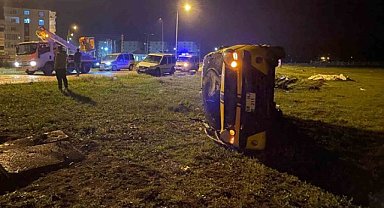 Şarkışla'da hafif ticari araç kazada devrildi: 2 yaralı