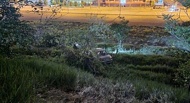 Talas'ta otomobil park yerinden yamaca uçtu