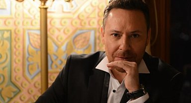 Yeni klibinde oğluyla oynadı 