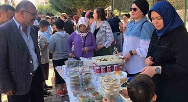 Yenişehir'de veli ve öğrencilerden hayır için satış