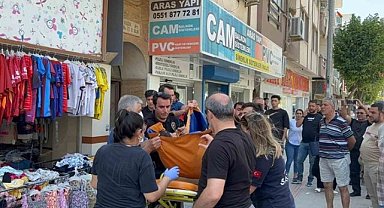 Ağabeyini sırtından ve kendini karnından bıçakladı